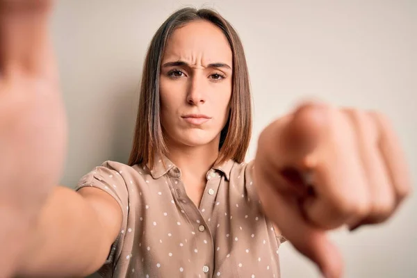 Joven Hermosa Mujer Con Camisa Verano Haciendo Selfie Por Cámara — Foto de Stock