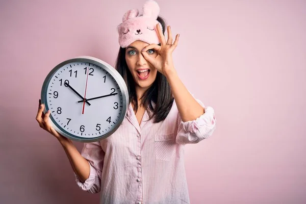 Jovem Morena Com Olhos Azuis Vestindo Pijama Segurando Grande Relógio — Fotografia de Stock