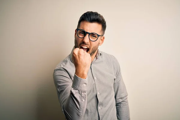Ung Stilig Man Bär Elegant Skjorta Och Glasögon Över Isolerad — Stockfoto