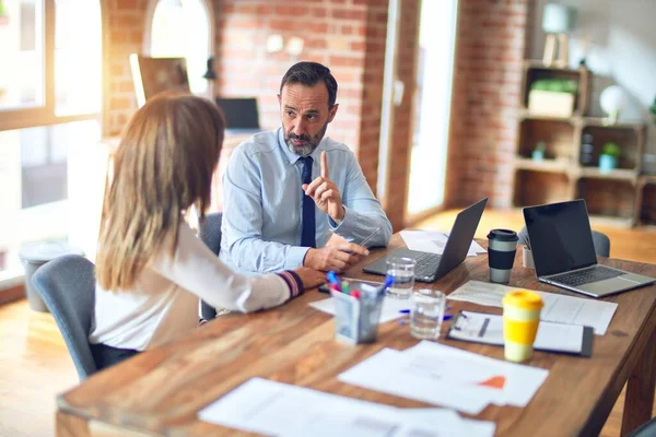 Dos Trabajadores Mediana Edad Sonriendo Felices Confiados Trabajar Juntos Con — Foto de Stock