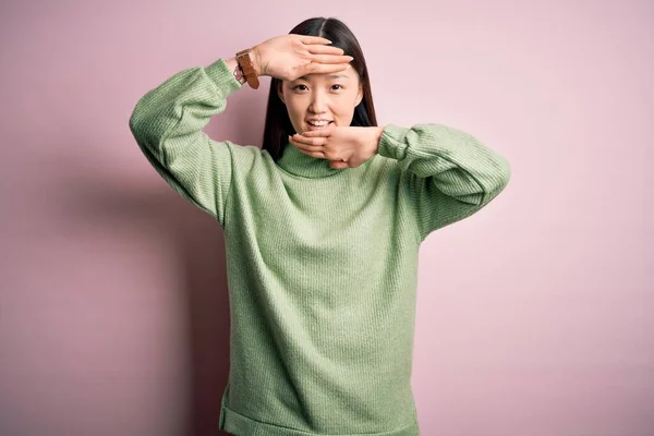 Young Beautiful Asian Woman Wearing Green Winter Sweater Pink Solated — Stock Photo, Image