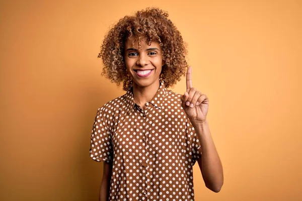 아름다운 아프리카계 셔츠를 자신감 행복하게 웃으면서 손가락 손가락으로 가리키는 — 스톡 사진