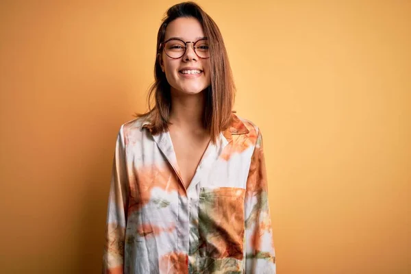 Joven Chica Morena Hermosa Con Camisa Casual Gafas Sobre Fondo —  Fotos de Stock
