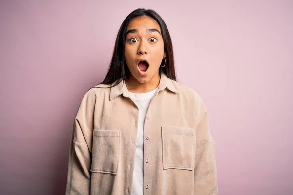 Jonge Mooie Aziatische Vrouw Dragen Casual Shirt Staan Roze Achtergrond — Stockfoto