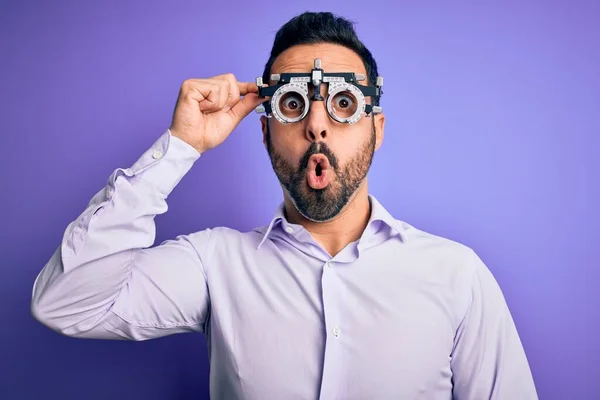 Mor Arka Planda Optometri Gözlüğü Takan Genç Yakışıklı Optik Bir — Stok fotoğraf