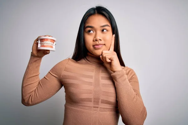 Genç Asyalı Bir Kız Diş Bakımı Istiyor Beyaz Arka Planda — Stok fotoğraf