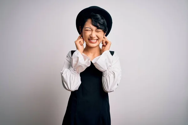 Jovem Bela Menina Asiática Vestindo Vestido Casual Chapéu Sobre Fundo — Fotografia de Stock