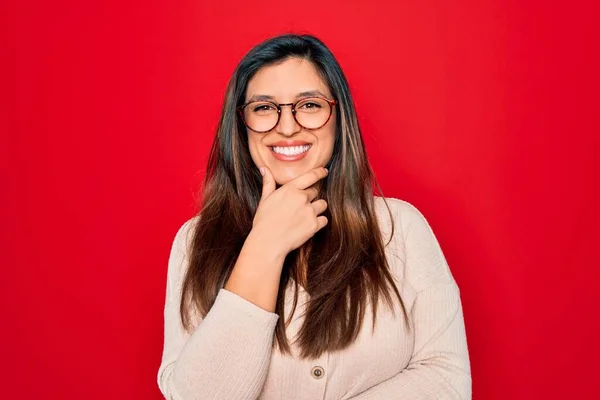 Jonge Latijns Amerikaanse Slimme Vrouw Met Een Bril Rood Geïsoleerde — Stockfoto