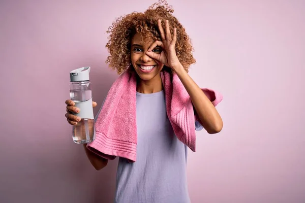 Junge Afrikanisch Amerikanische Sportlerin Beim Sport Mit Handtuch Trinkflasche Wasser — Stockfoto