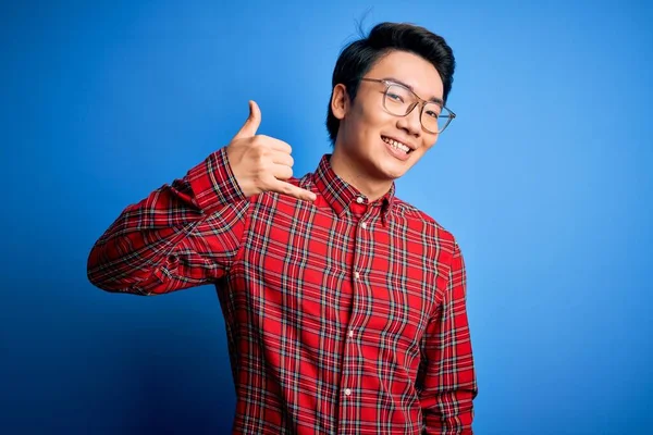 Jeune Bel Homme Chinois Portant Chemise Décontractée Lunettes Sur Fond — Photo