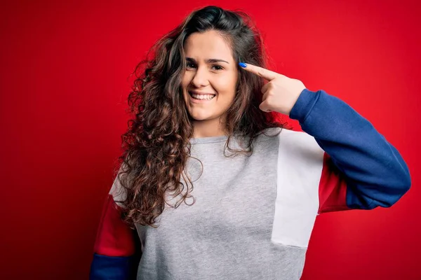 Jonge Mooie Vrouw Met Krullend Haar Dragen Casual Sweatshirt Geïsoleerde — Stockfoto