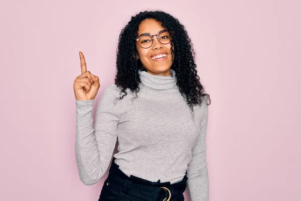 Młoda Afroamerykanka Swetrze Okularach Różowym Tle Wskazująca Palcem Udany Pomysł — Zdjęcie stockowe