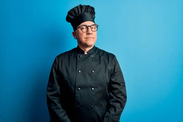 Middelbare Leeftijd Knappe Grijs Harige Chef Kok Man Draagt Fornuis — Stockfoto