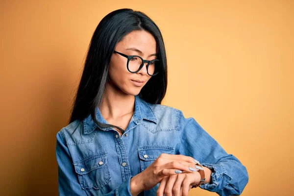 Ung Vacker Kinesisk Kvinna Bär Casual Denim Skjorta Över Isolerad — Stockfoto