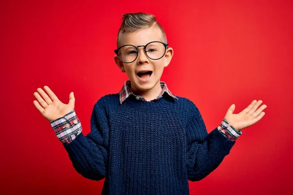 Jonge Kleine Blanke Jongen Met Blauwe Ogen Staan Dragen Slimme — Stockfoto