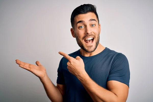 Homem Bonito Jovem Vestindo Shirt Casual Sobre Fundo Branco Isolado — Fotografia de Stock