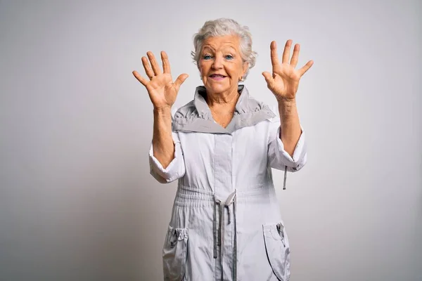 Senior Belle Femme Aux Cheveux Gris Portant Une Veste Décontractée — Photo