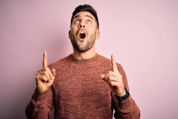 Joven Hombre Guapo Con Suéter Casual Pie Sobre Fondo Rosa — Foto de Stock