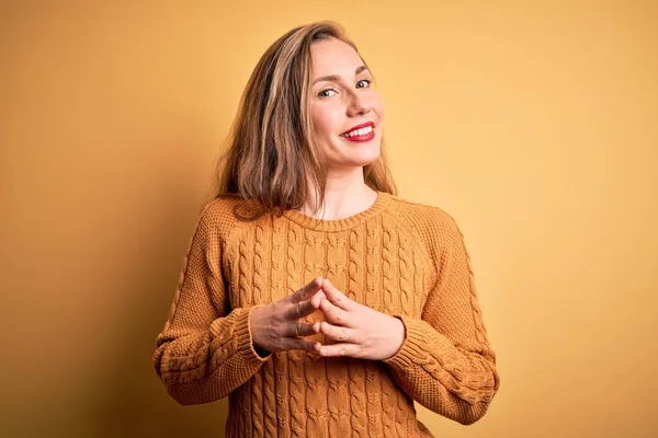 Young Beautiful Blonde Woman Wearing Casual Sweater Standing Yellow Background — Stock Photo, Image