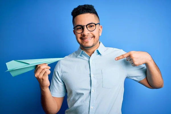 Ung Stilig Man Bär Glasögon Hålla Papper Flygplan Över Isolerad — Stockfoto