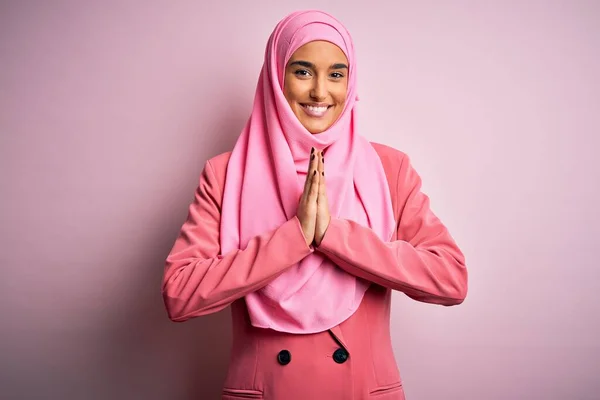 Junge Schöne Brünette Geschäftsfrau Rosa Muslimischem Hijab Und Business Jacke — Stockfoto