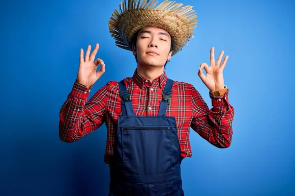 Ung Stilig Kinesisk Bonde Man Bär Förkläde Och Halm Hatt — Stockfoto