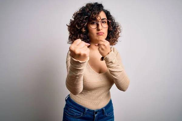 Jovem Bela Mulher Árabe Encaracolado Vestindo Shirt Casual Óculos Sobre — Fotografia de Stock