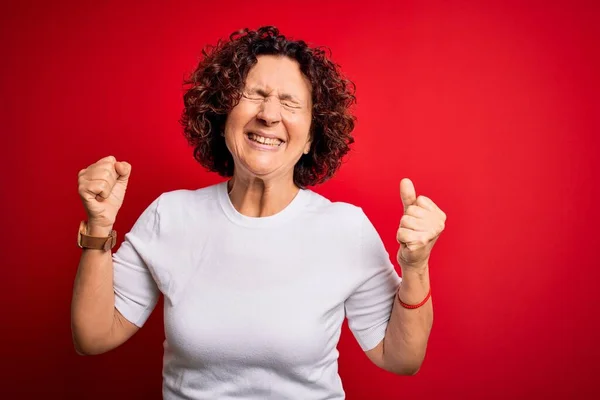 Mujer Mediana Edad Hermoso Pelo Rizado Con Camiseta Casual Sobre —  Fotos de Stock