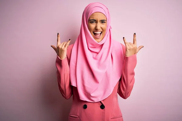 Mladá Krásná Brunetka Podnikatelka Růžové Muslimské Hidžáb Obchodní Bunda Křičí — Stock fotografie