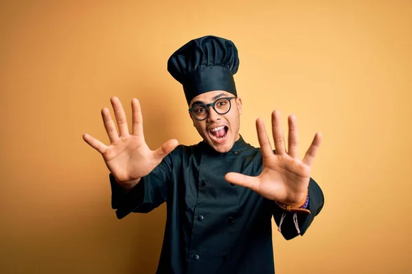 브라질인 요리사가 제복을 모자를 자신있고 행복하게 웃으면서 손가락으로 손가락을 가리키는 — 스톡 사진
