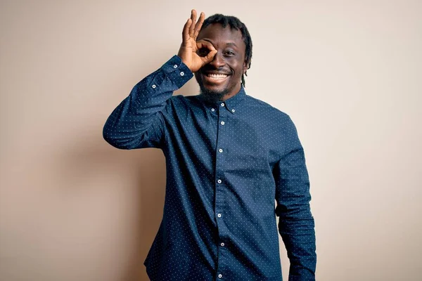 Joven Hombre Afroamericano Guapo Usando Camisa Casual Pie Sobre Fondo —  Fotos de Stock