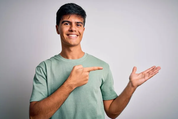 Joven Hombre Guapo Con Camiseta Casual Pie Sobre Fondo Blanco —  Fotos de Stock