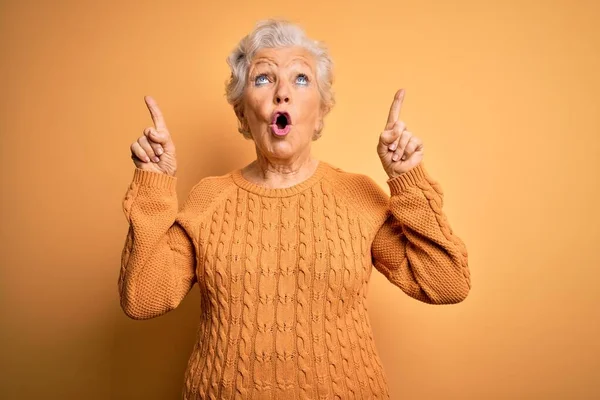 Senior Schöne Grauhaarige Frau Trägt Lässigen Pullover Über Isolierten Gelben — Stockfoto