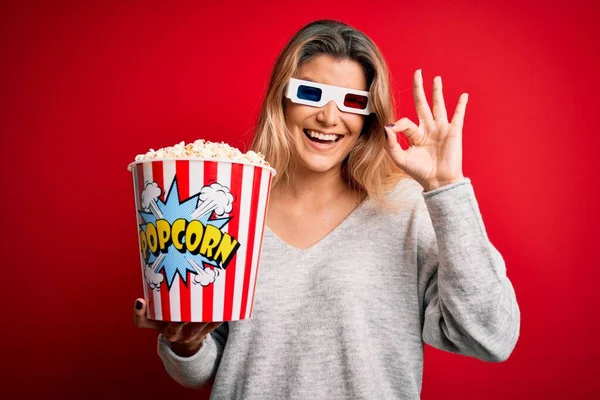 Młoda Piękna Blondynka Oglądanie Filmu Pomocą Okularów Jedzenie Popcorny Robi — Zdjęcie stockowe