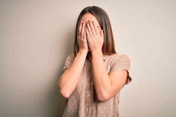 Giovane Bella Donna Indossa Camicia Casual Piedi Sfondo Bianco Isolato — Foto Stock