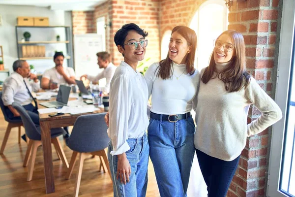 Hermosas Empresarias Sonriendo Felices Pie Con Sonrisa Cara Hablando Descansando —  Fotos de Stock