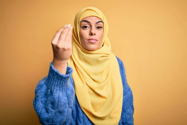 Jovem Bela Morena Muçulmana Mulher Vestindo Árabe Hijab Sobre Fundo — Fotografia de Stock