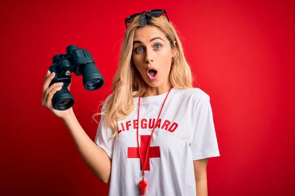 Junge Schöne Blonde Bademeisterin Trägt Shirt Mit Rotem Kreuz Mit — Stockfoto