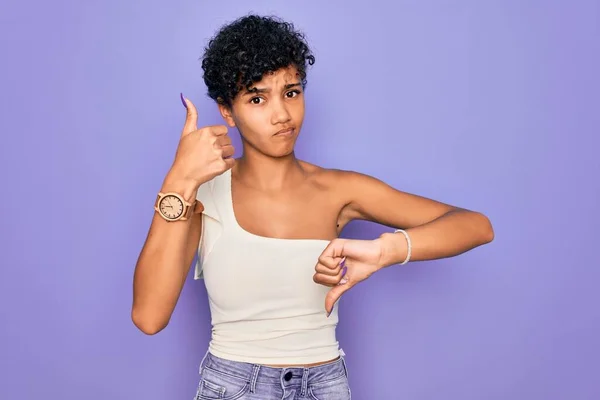 Joven Mujer Afro Afroamericana Hermosa Con Camiseta Casual Sobre Fondo —  Fotos de Stock