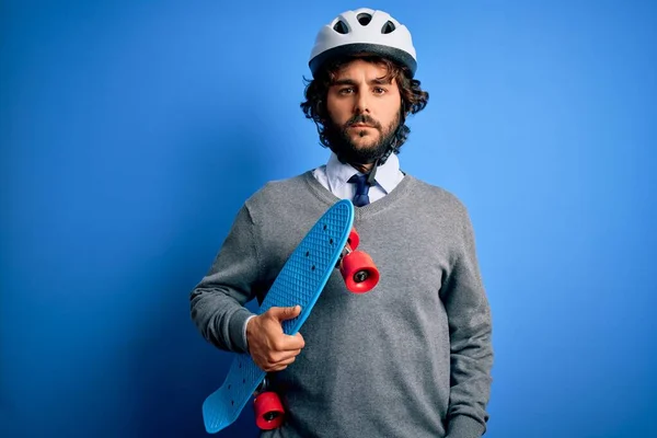 Bonito Patinador Homem Com Barba Vestindo Capacete Segurança Segurando Skate — Fotografia de Stock