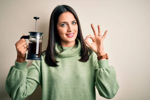 Jovem Mulher Com Olhos Azuis Fazendo Café Usando Fabricante Café — Fotografia de Stock