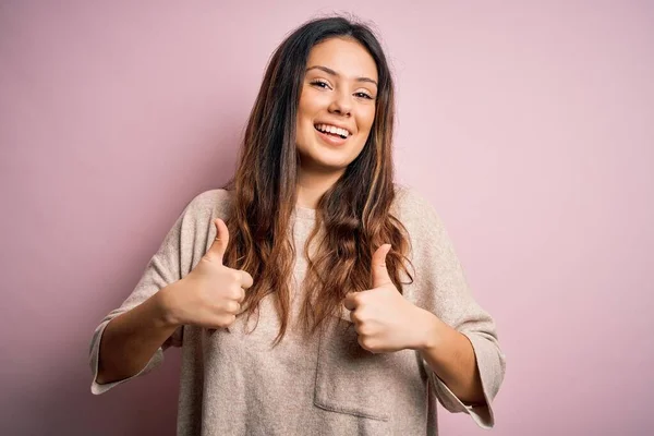 Ung Vacker Brunett Kvinna Bär Casual Tröja Står Över Rosa — Stockfoto