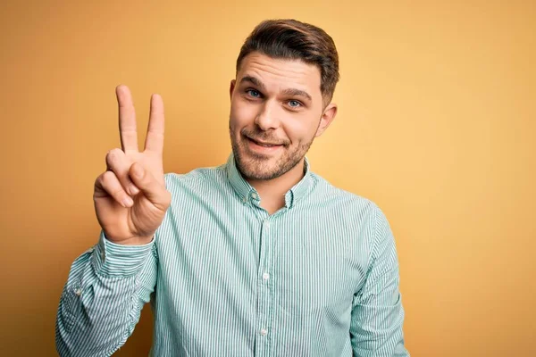 Joven Hombre Negocios Con Ojos Azules Con Elegante Camisa Verde — Foto de Stock