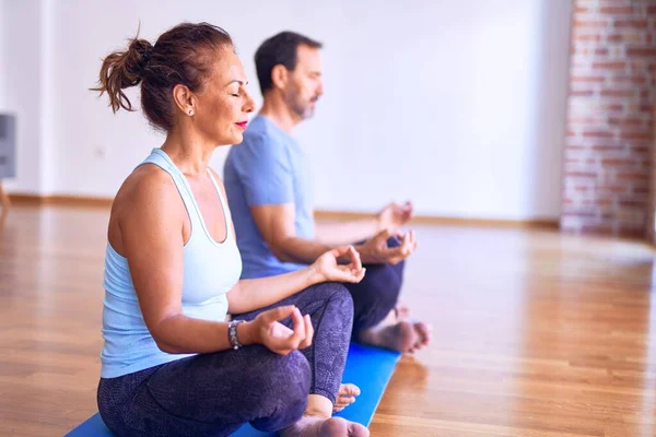 Edad Media Hermosa Pareja Deportiva Sentada Esterilla Practicando Yoga Haciendo — Foto de Stock