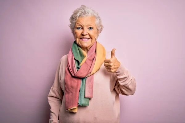 Seniorin Schöne Grauhaarige Frau Lässigem Pullover Und Schal Über Rosa — Stockfoto