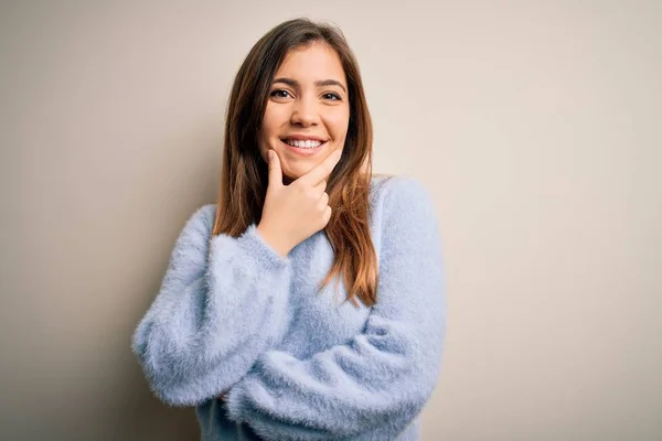 Piękna Młoda Kobieta Ubrana Luźny Zimowy Sweter Stojąca Nad Odizolowanym — Zdjęcie stockowe