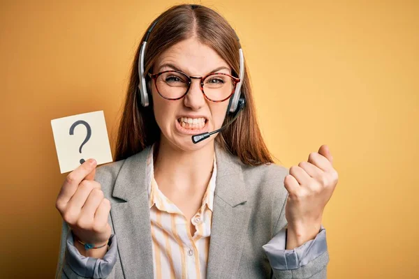 Junge Rothaarige Callcenter Agentin Mit Headset Hält Fragezeichen Erinnerung Genervt — Stockfoto