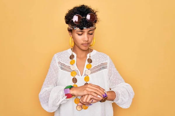 Young Beautiful African American Afro Hippie Woman Wearing Sunglasses Accessories — Stock Photo, Image