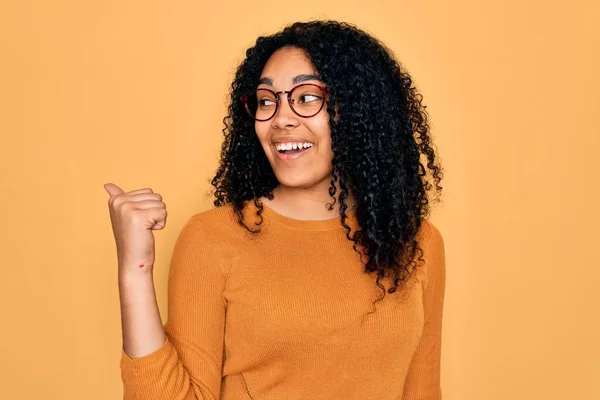 Молодая Африканская Американка Обычном Свитере Очках Желтом Фоне Улыбается Счастливым — стоковое фото