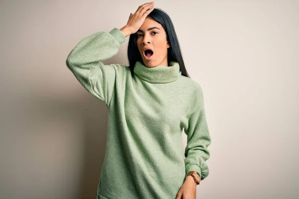 Joven Mujer Hispana Hermosa Usando Suéter Invierno Verde Sobre Fondo — Foto de Stock